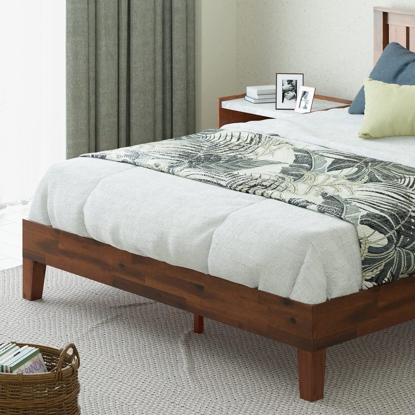 ZINUS Vivek Deluxe Wood Platform Bed Frame with Headboard, Wood Slat Support, No Box Spring Needed, Easy Assembly, Queen