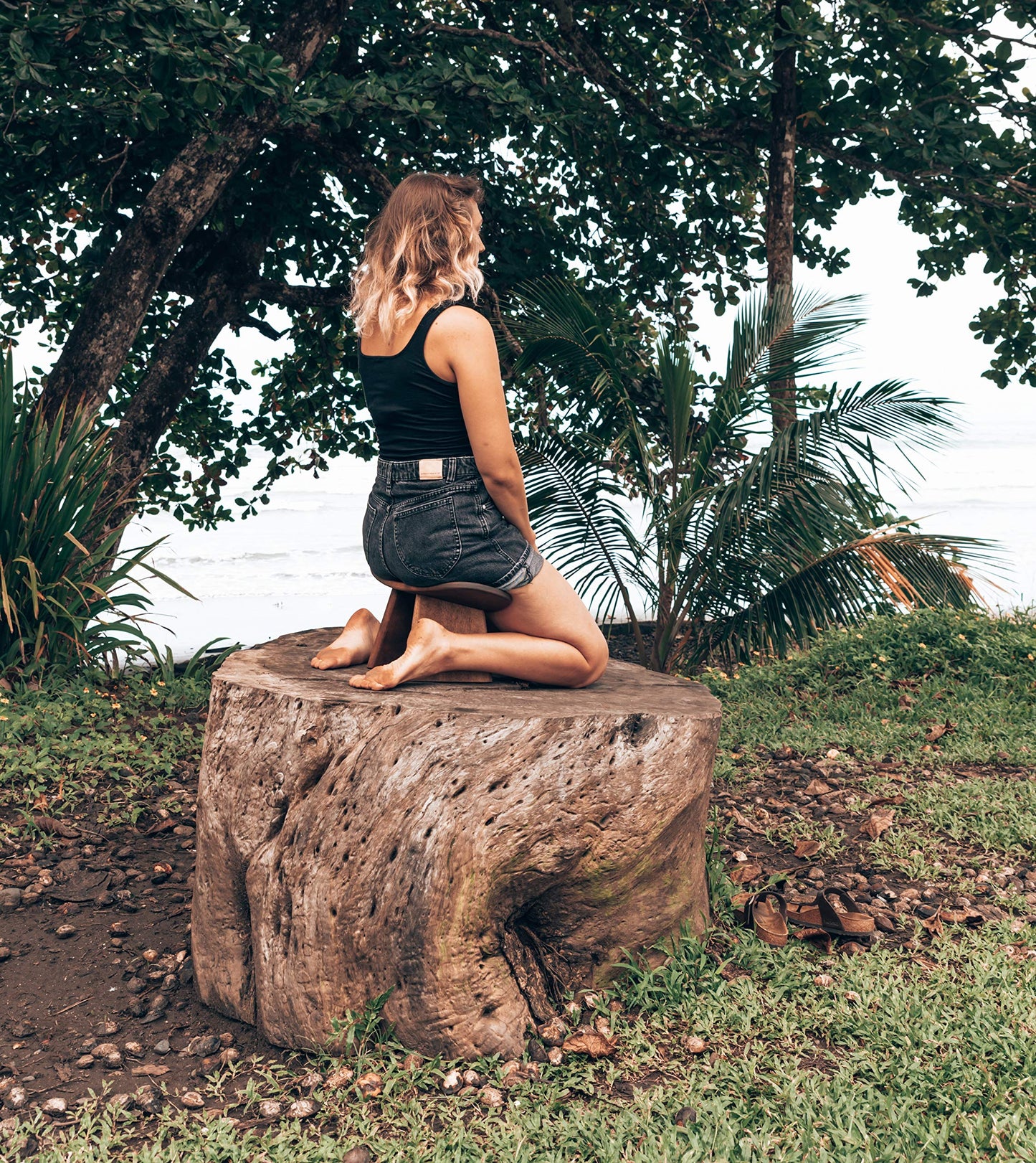 BLUECONY Meditation Bench IKUKO Original, Portable Version with Bag, Locally Handmade Yoga Exercise Wooden Kneeling Ergonomic Seiza Seat - Dark Walnut, Standard Height (7" or 18cm)